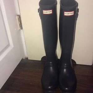 Navy HUNTER boots.